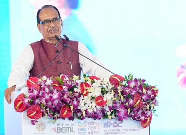 रायसेन जिले में कोच फैक्ट्री के भूमिपूजन कार्यक्रम को संबोधित करते हुए शिवराज सिंह