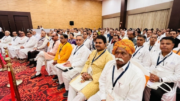 राष्ट्रीय स्वयंसेवक संघ के सरसंघचालक डॉ. मोहन राव भागवत मध्‍यप्रदेश के इंदौर स्‍थ‍ित ब्रिलियंट कन्वेशन सेन्टर में मालवा प्रांत के प्रांतीय एवं राष्ट्रीय स्तर के समाज प्रमुखों की सद्भाव बैठक को सम्बोधित करते हुए