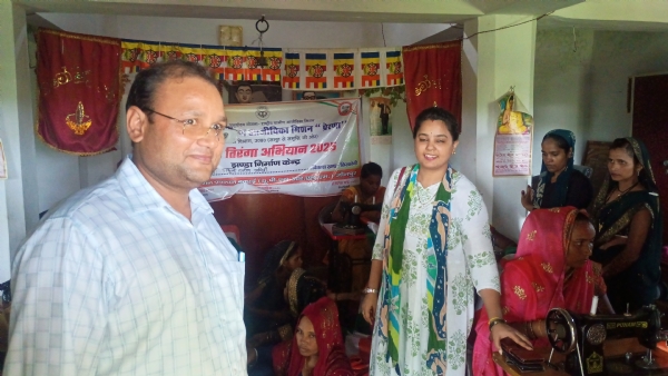 समूह की महिलाओ का तिरंगा चेक करते हुए  उपयुक्त स्वत रोजगार जितेंद्र कुमार सिंह
