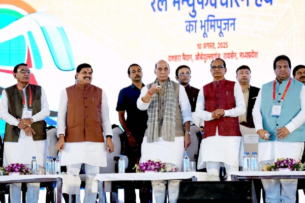 रक्षा मंत्री राजनाथ सिंह ने रेल हब फॉर मैन्युफैक्चरिंग इकाई का शिलान्यास किया