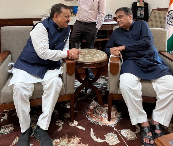 सांसद रमेश अवस्थी ने राजमार्ग मंत्री नितिन गडकरी से की शिष्टाचार भेंट
