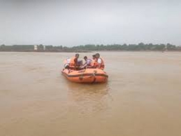 लापता युवती की नर्मदा नदी में सर्चिंग