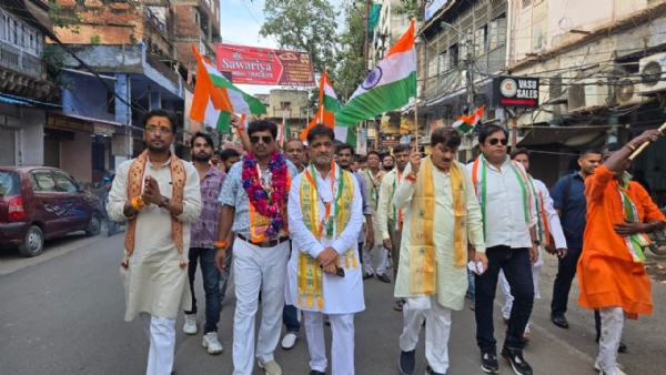 तिरंगा यात्रा निकालते भाजपाई
