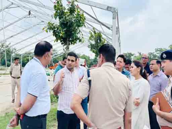 समारोह स्थल पर तैयारियों का जायजा लेने पहुंचे डीसी विक्रम सिंह।