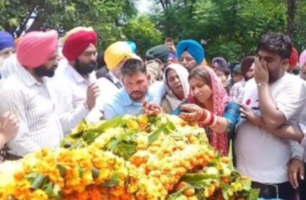 शहीद मनप्रीत सिंह काे श्रद्धांजलि भेंट करती विधवा