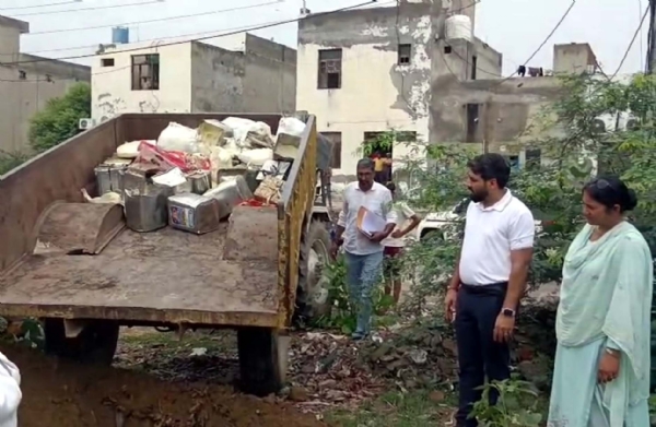 नकली मावा को नष्ट करवाती सीएम फ्लाइंग टीम।