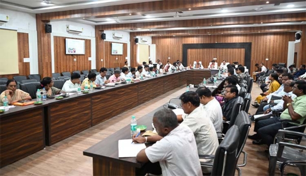उपमुख्यमंत्री विजय शर्मा नक्सल उन्मूलन और विकास कार्यों की प्रगति की बैठक लेते हुए