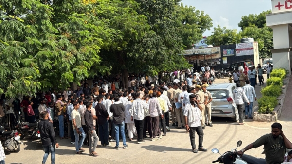 अस्पताल में जमा भीड़।