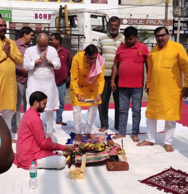 पूजन करते समिति के सदस्य