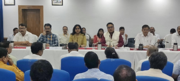 राजस्व एंव भूमि सुधार विभाग के एसीएस दीपक कुमार सिंह बैठक के दौरान