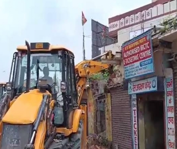 मकान पर बुलडोजर कार्रवाई (वीडियो से ली गई फोटो)