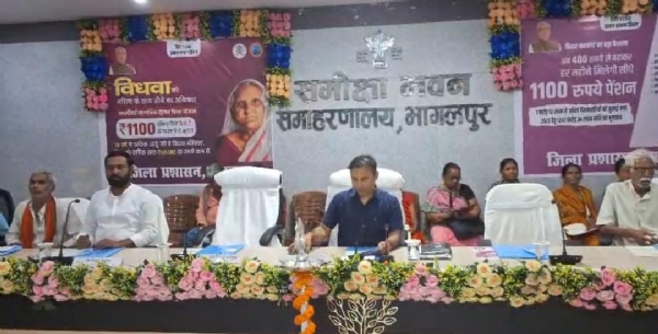 कार्यक्रम में शामिल जिलाधिकारी और अन्य