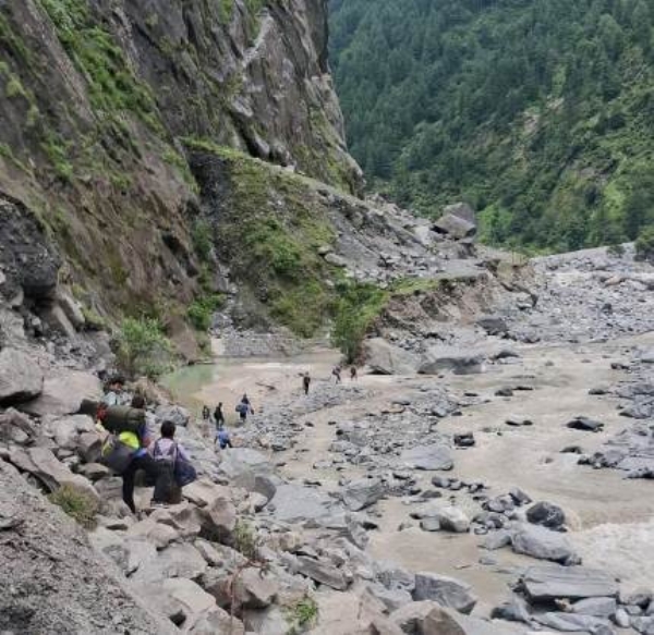 आपदा प्रभावित क्षेत्र में लापता लाेगाें की तलाश करती टीम।