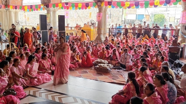 गोविंद देवजी मंदिर में श्री कृष्ण जन्माष्टमी उत्सव: नटवर नागर नंदा भजो रे मन गोविंदा...,मीठे रस से भरयोड़ी राधा रानी लागे...भजनों पर नाचे श्रद्धालु