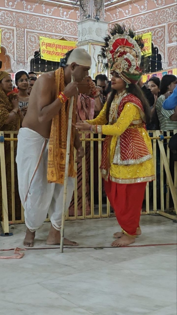गोविंद देवजी मंदिर में श्री कृष्ण जन्माष्टमी उत्सव: नटवर नागर नंदा भजो रे मन गोविंदा...,मीठे रस से भरयोड़ी राधा रानी लागे...भजनों पर नाचे श्रद्धालु