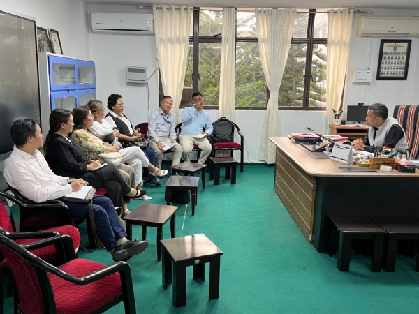 भारतीय रेलवे खानपान एवं पर्यटन निगम (आईआरसीटीसी) के पदाधिकारी मिजोरम सरकार के पदाधिकारियों के साथ दो साल के लिए समझौता ज्ञापन (एमओयू) पर हस्ताक्षर करने के दौरान।