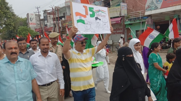 हाथ में स्वतंत्रता दिवस की तख्ती लेकर लोगों से  हर घर तिरंगा लगाने की अपील करते हुए जिलाधिकारी डॉ दिनेश चंद्र