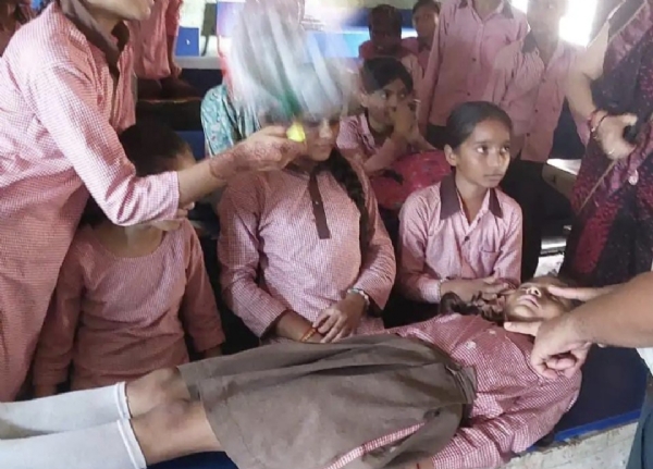 तिरंगा यात्रा से पहले बेहोश हुई छात्राएं