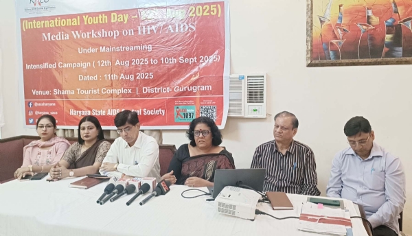 गुरुग्राम में राज्यव्यापी एचआईवी/एड्स जागरुकता कार्यक्रम से पूर्व मीडिया कार्यशाला में जानकारी देते स्वास्थ्य विभाग के अधिकारी।