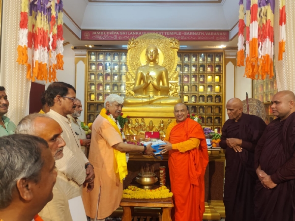 विहिप के केन्द्रीय अध्यक्ष  सारनाथ स्थित मूल गंध कुटी विहार में