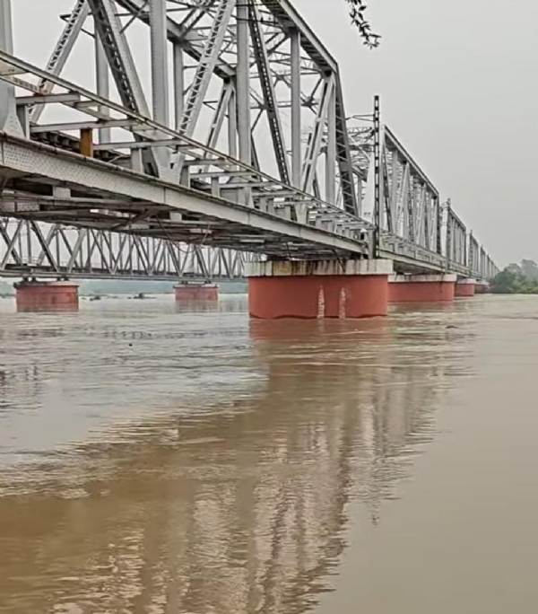 मुरादाबाद में कटघर स्थित रामगंगा नदी खतरे के निशान से ऊपर बह रही है।