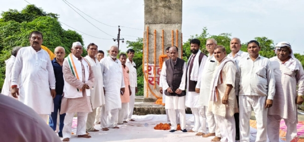 स्वतंत्रता संग्राम सेनानियों को श्रद्धांजलि देते हुए कांग्रेस पार्टी के कार्यकर्ताओं का छाया चित्र
