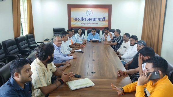 बैठक के दौरान कार्यकर्ताओं को जानकारी देते प्रकाश पाल