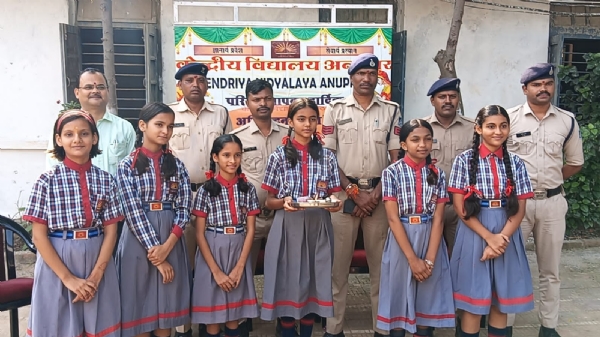 पुलिस जवानाे के साथ ्केन्द्रीय विद्यालय की छात्राओं