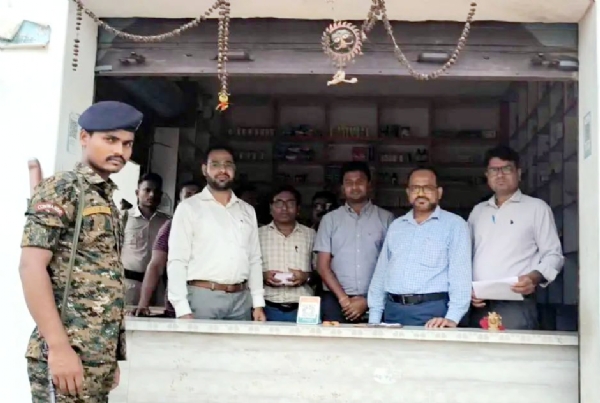 दवा दूकान में छापेमारी करते औषधि निरीक्षको की टीम