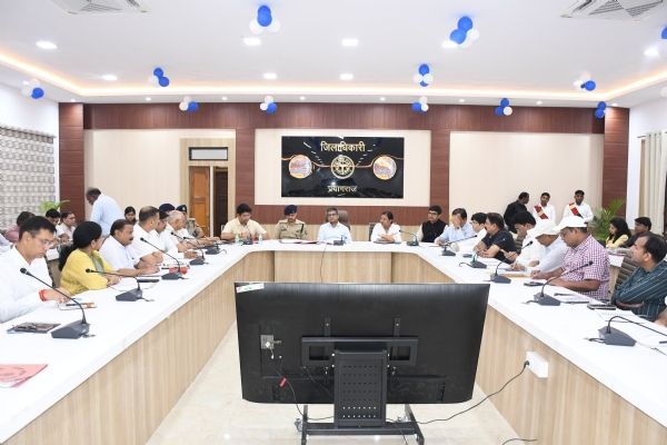 स्वतंत्रता दिवस की तैयारियों की समीक्षा बैठक करते हुए जिलाधिकारी प्रयागराज समेत अन्य अधिकारियों का छाया चित्र