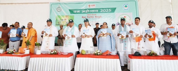 केएमपी एक्सप्रेसवे पर सघन पौधारोपण अभियान की शुरुआत के दौरान पुस्तक का विमोचन करते वन एवं पर्यावरण मंत्री राव नरबीर सिंह।