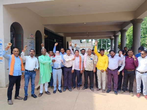 कलेक्ट्रेट में समस्याओं के निराकरण करने की मांग करते हुए भारतीय किसान संघ के पदाधिकारी।