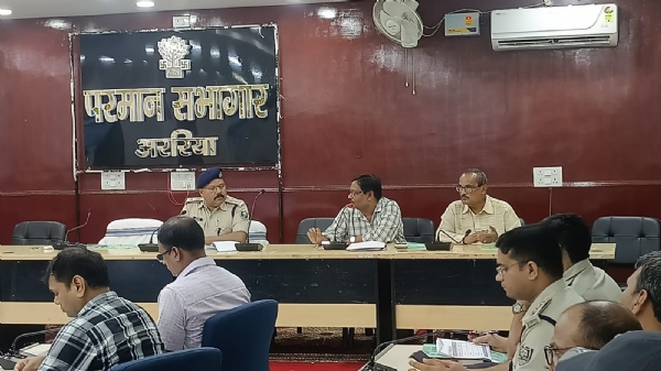 अररिया फोटो:सड़क सुरक्षा समिति की बैठक में एसपी और अन्य