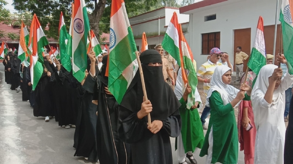 तिरंगा यात्रा में शामिल मुस्लिम महिलाओं का हुजूम