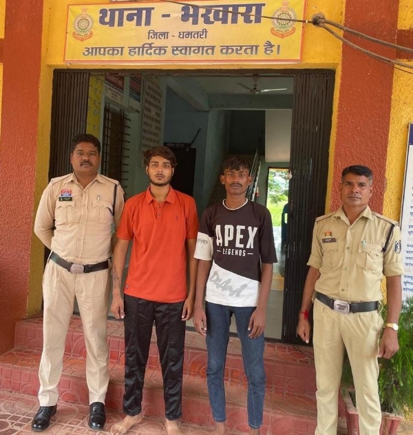 खारा थाना में गिरफ्तार चाकूबाजी के आरोपित।