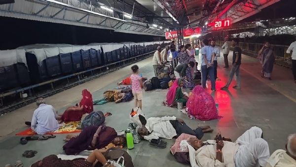 चित्तौड़गढ़ रेलवे स्टेशन पर ट्रेन का इंतजार करते तीर्थ यात्री।