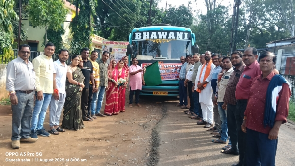 रामलला के दर्शन के लिए रवाना होने से पूर्व खड़े हुए श्रध्दालु।