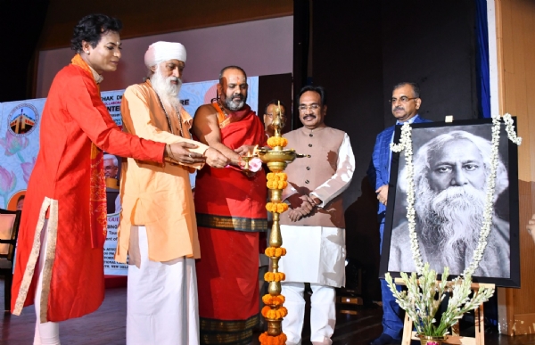 कार्यक्रम की शुरुआत दीप प्रज्वलन के साथ करते हुए उपस्थित अतिथि