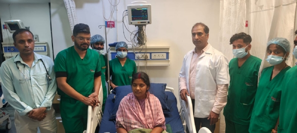 मरीज के साथ चिकित्सकों की टीम