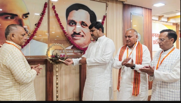 दीप जलाते प्रदेश महामंत्री संगठन धर्मपाल सिंह