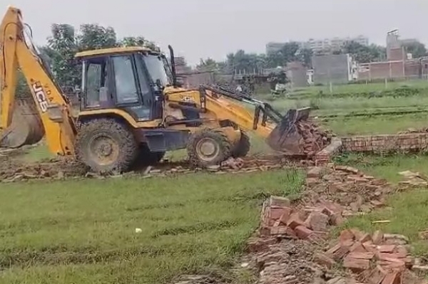 अवैध प्लॉटिंग पर जेसीबी से ध्वस्तीकरण (वीडियो से ली गई फोटो)