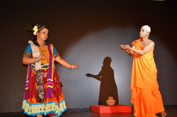 डॉ आंबेडकर इंटरनेशनल सेंटर में आयोजित नृत्यनाटिका का मंचन करते कलाकार