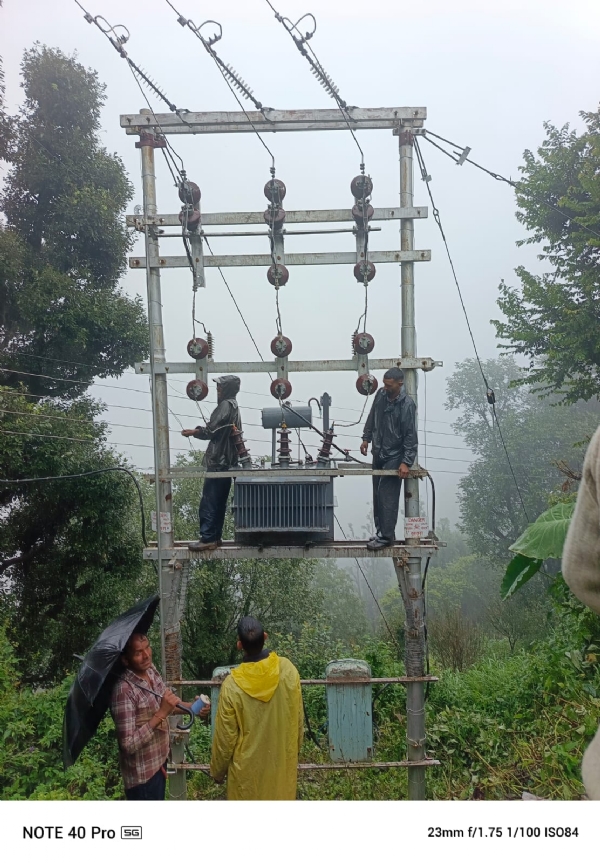 आपदा प्रभावित क्षेत्रों में बिजली की बहाली करते बिजली कर्मी।