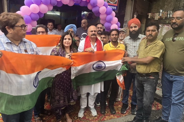हर घर तिरंगा अभियान के तहत युधवीर सेठी ने बांटे राष्ट्रीय ध्वज
