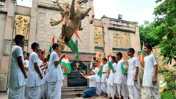 वीरांगना लक्ष्मी बाई की जन्मस्थली भदैनी में  तिरंगा लहराते बटुक