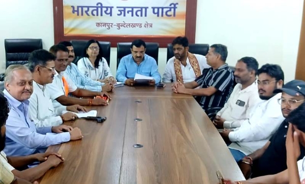 कानपुर में क्षेत्रीय मुख्यालय में क्षेत्रीय मॉनिटरिंग टोली के साथ बैठक को संबोधित करते प्रकाश पाल का छायाचित्र