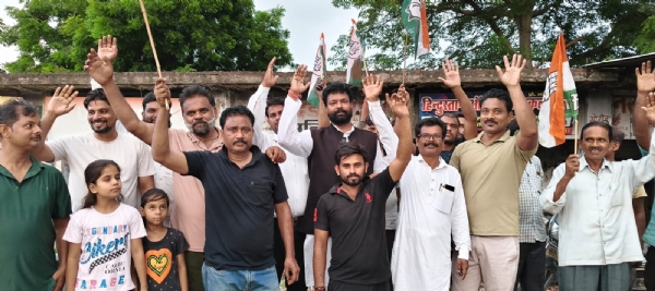 राहुल गांधी मामले में विरोध दर्ज कराते कांग्रेस पार्टी के कार्यकर्ताओं का छाया चित्र