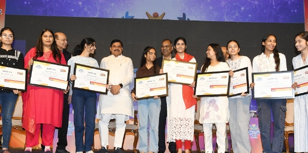 स्कॉलरशिप वितरण कार्यक्रम