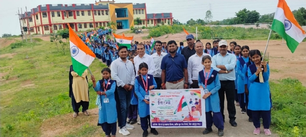 मॉडल स्कूल जैतहरी के विद्यार्थियों ने ग्राम मुर्रा में निकाली तिरंगा रैली