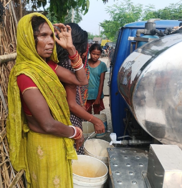राहत के पानी का टैंकर